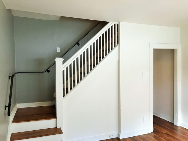 Building Photo - VERY NICELY DONE OAKLAND HOUSE AVAILABLE AUGUST 2026!