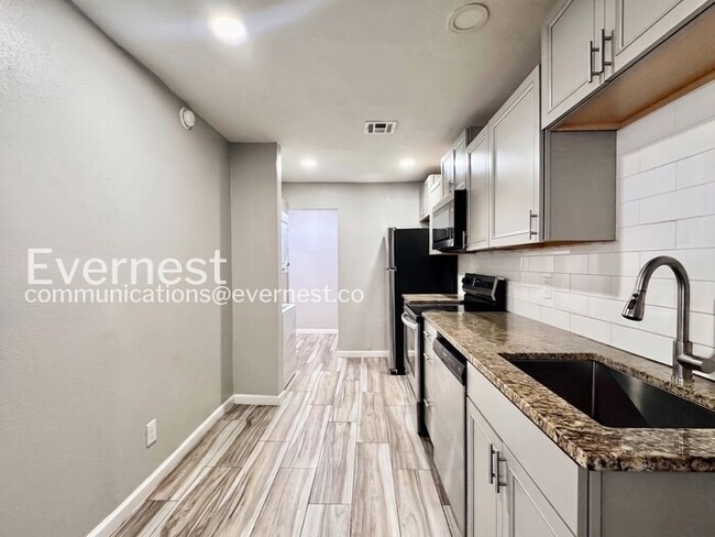Building Photo - 2 Bed/1 Bath Townhome with Off-Street Parking / Pet-Friendly / Available Now!