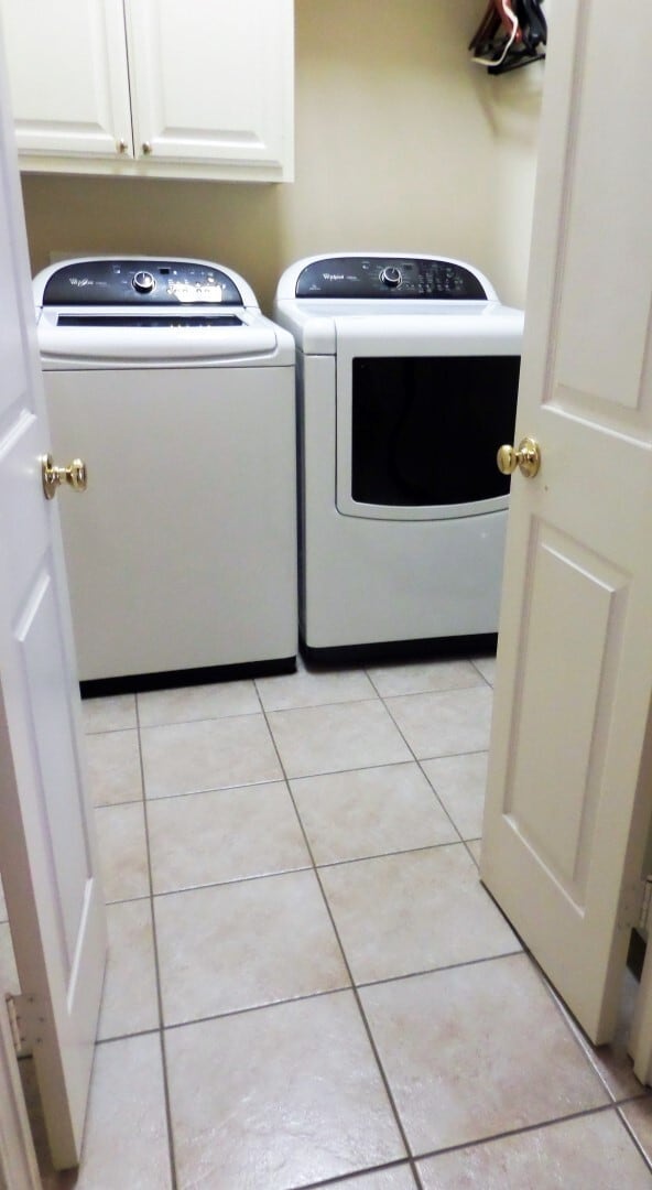 Building Photo - Location and upgrades! 3BR/2BA dbl garage, tons of storage, no carpet!