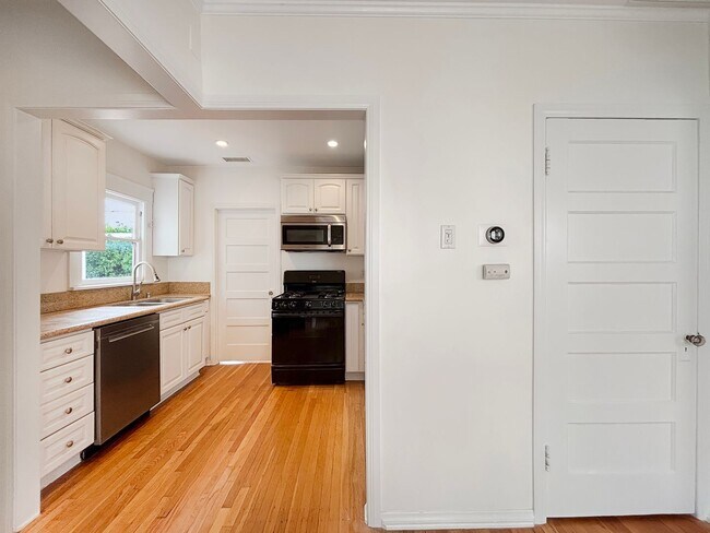 Building Photo - Stunning 3BD/1.5BA Home in North Park W/ W...