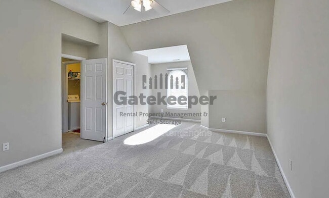 Building Photo - 115 Hidden Lake Dr