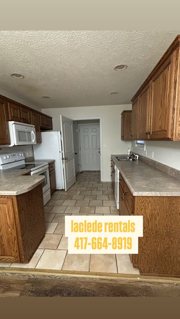 Building Photo - 2 BEDROOM 2 BATHROOM DUPLEX FOR RENT