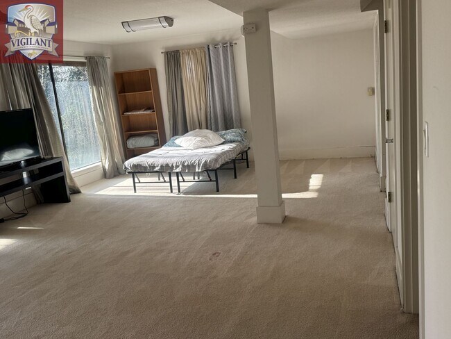 Building Photo - Amazing Furnished 4 bedroom home