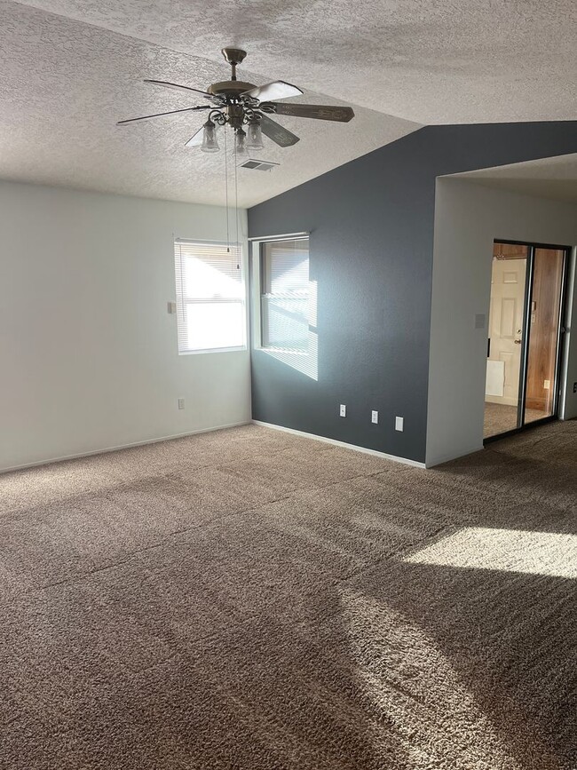 Building Photo - 4 Bedroom Rio Rancho Home