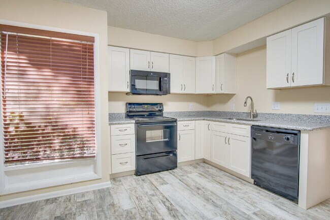 Building Photo - 2 Bedroom, 2.5 Bath Townhome with Easy Acc...