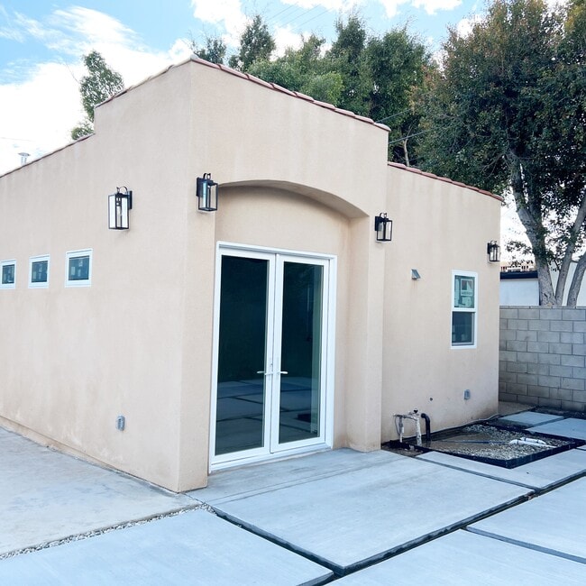 Building Photo - 1319 S Orange Dr