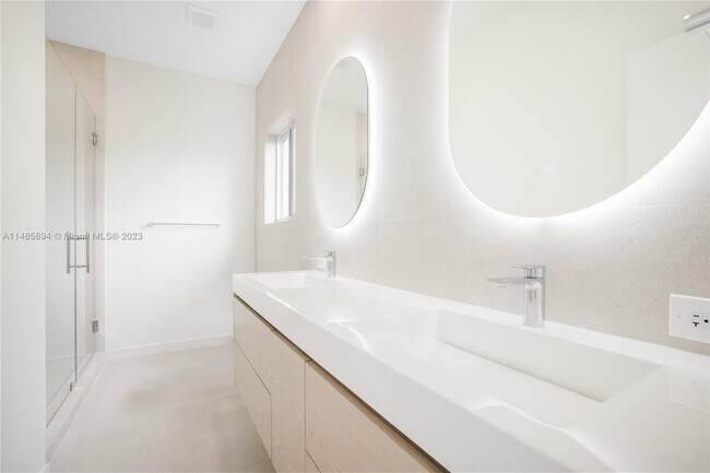 Building Photo - 950 S Shore Dr