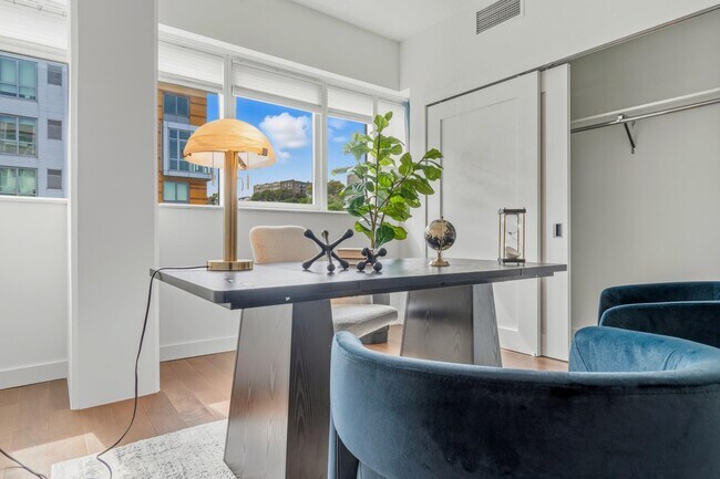 Building Photo - 800 AVENUE AT Port