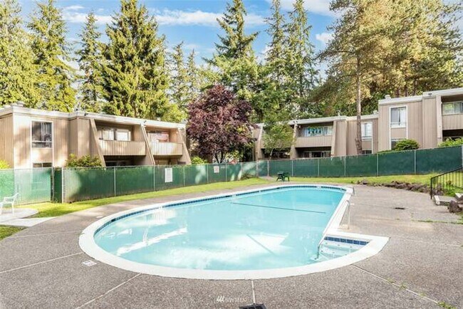 Building Photo - 1 bed//1bath Secluded Corner-Unit Condo with Private Deck in Lynnwood