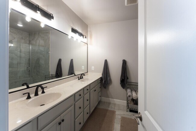 Building Photo - 9722 Glassy Creek Way