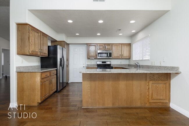 Building Photo - 4 Bedroom 2.5 Bath Home in Creekside Village