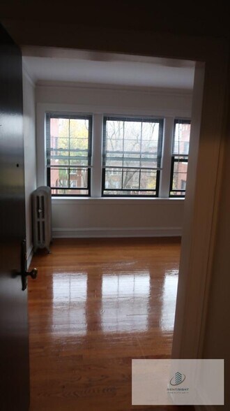 Building Photo - 1712 W Albion Ave