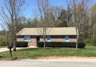 Building Photo - Three bedroom two bathroom