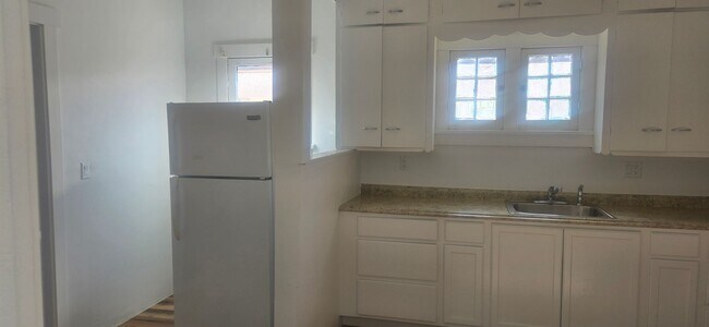 Building Photo - 3 bedroom house