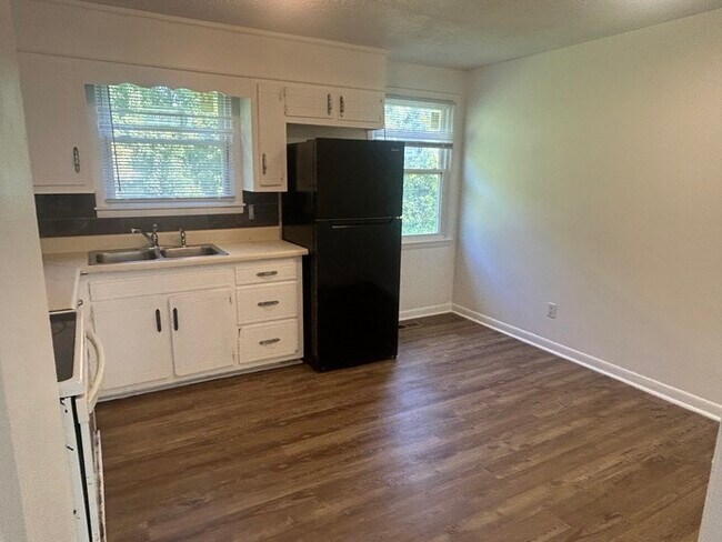 Building Photo - 3B/1BA Move-In Ready Home!