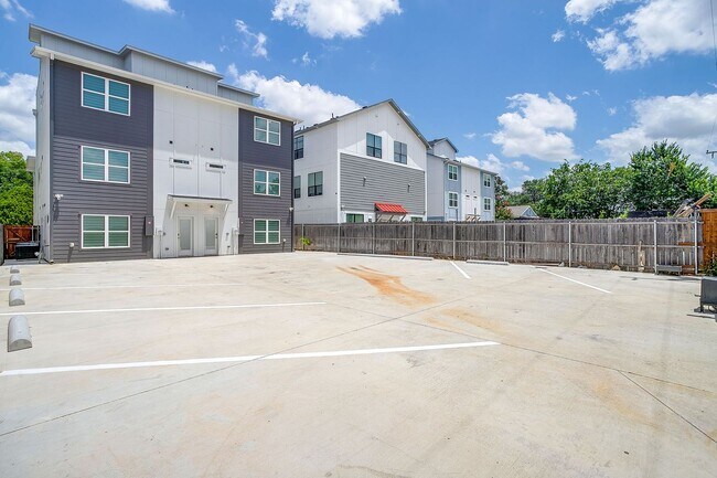 Building Photo - 3224 Forest Park Blvd