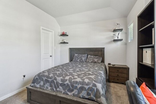 Building Photo - Spacious 1.5 Story Home with a Versatile F...