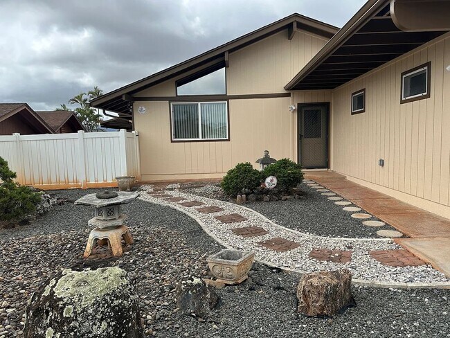 Building Photo - Spacious, 4 bedroom 2 bath single family home in Mililani located on a cul de sac.