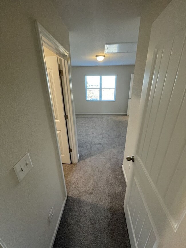 Building Photo - 3 Bd 2.5 Ba end unit townhouse