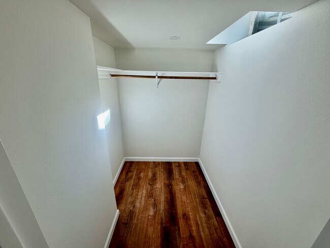 Building Photo - Spacious, Remodeled 5bd/3bath Cherry Park Home with Large Fenced Garden and Finished Basement