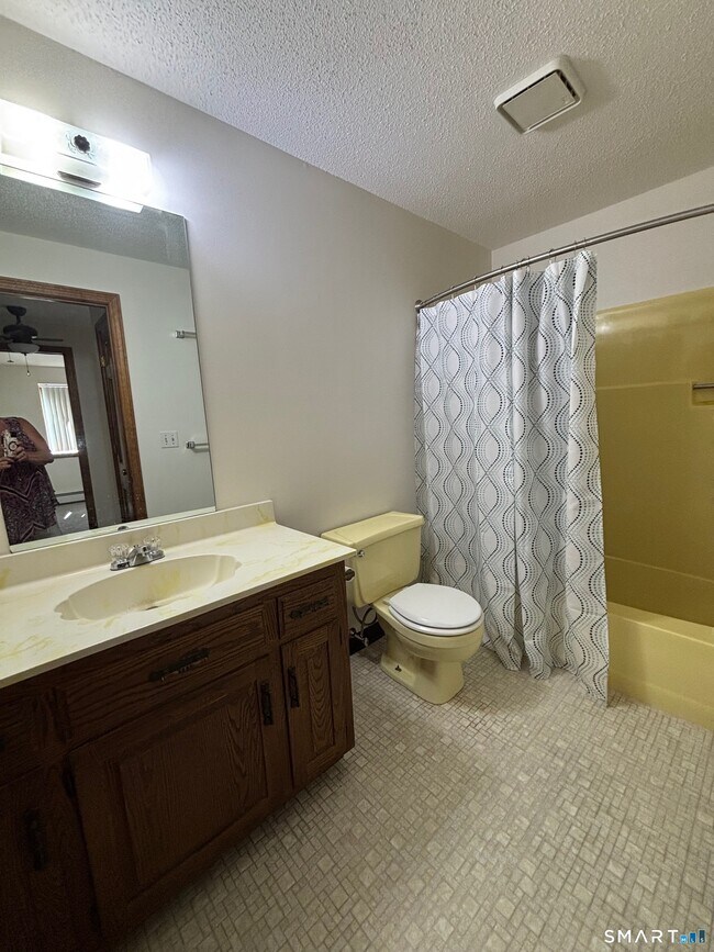 Building Photo - 33 Lochview Dr