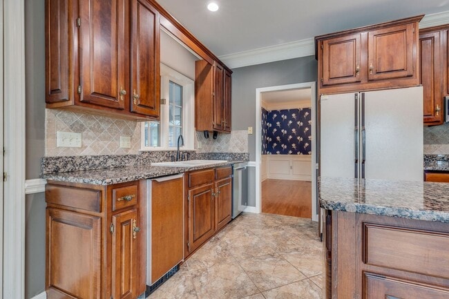 Building Photo - Experience lakefront living at its finest in the heart of East TN