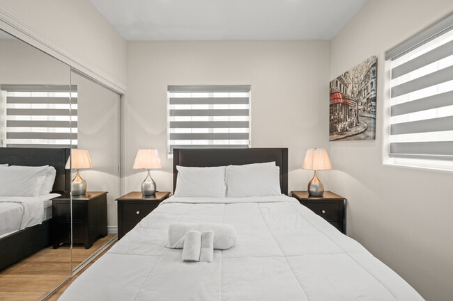 Building Photo - Stylish & Bright 2 Bed 2 Bath | Fully Furn...