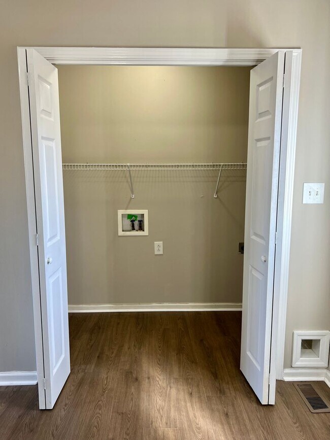 Building Photo - Newly Renovated Home Off Trenton Rd!