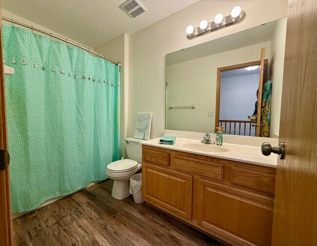 Building Photo - Lovely 3BR/3BA Otsego End Unit Townhome Available June!