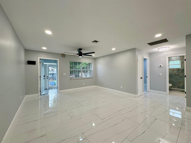 Building Photo - 1733 Sunset Ave