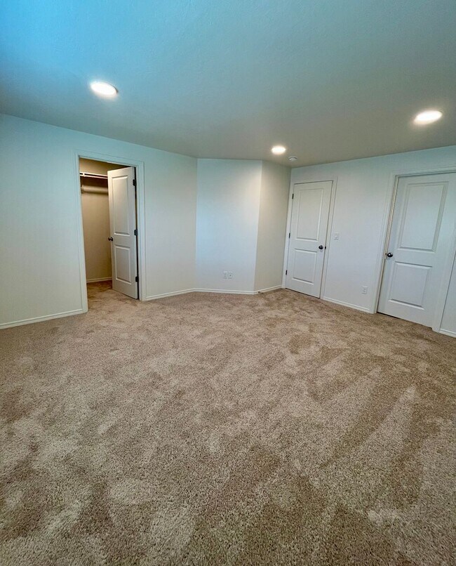 Building Photo - Corner Townhome!
