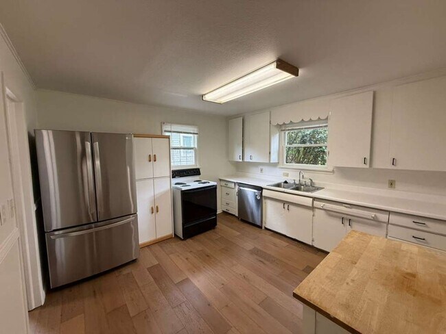 Building Photo - 3 Bedroom 1 Bathroom Greenwood Home!