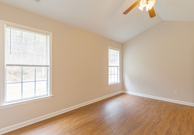 Building Photo - Beautiful 4 bed 2 bath home in Greensboro with fenced yard. Walk to coffee shop and restaurants.