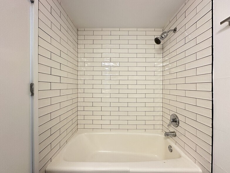 Building Photo - 7621 N Sheridan Rd