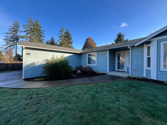 Building Photo - Price Drop to 3250!-Exceptional 2200 sq ft Three Bedroom 2 Bath Rambler in Fed Way - with A/C