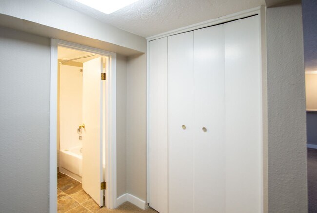 Building Photo - Great NW Location: Spacious 1 Bedroom Ready Now!