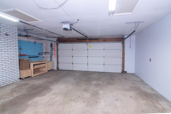 Building Photo - 40611 W 10 Mile Rd