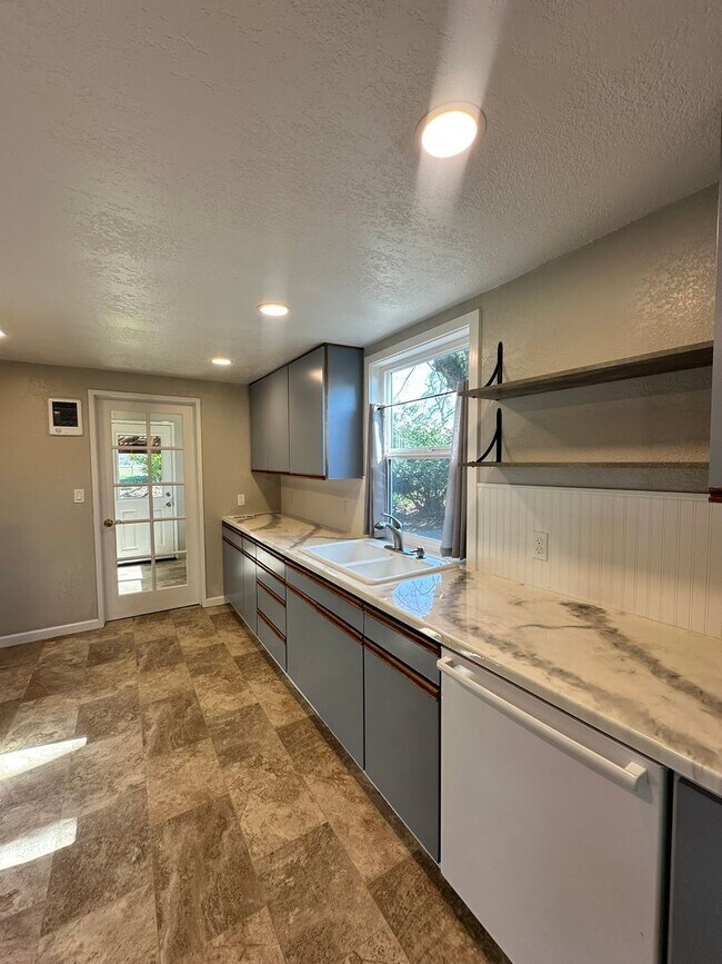 Building Photo - $500 OFF Move in Costs!!