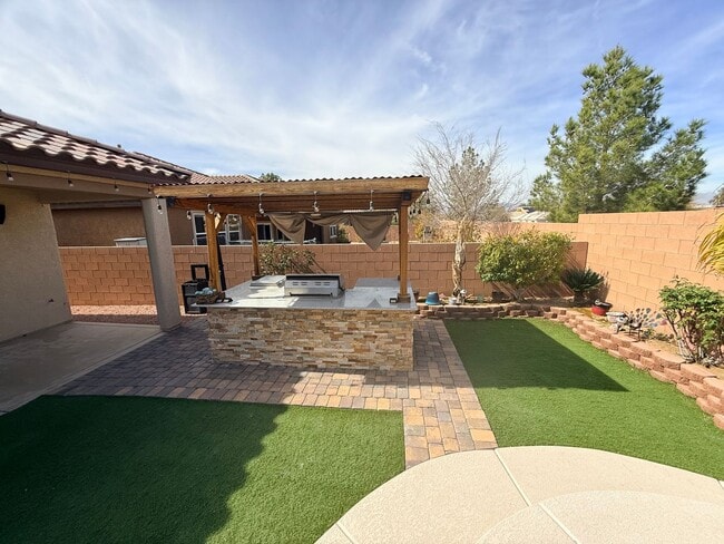 Building Photo - 1 Story 4Bed Pool Built in BBQ