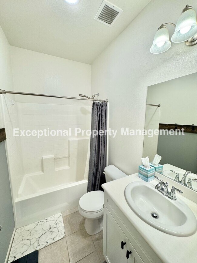 Building Photo - Great 3 bed 3 bath home