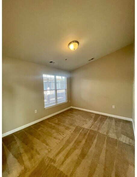 Building Photo - Room in Condo on Morreene Rd