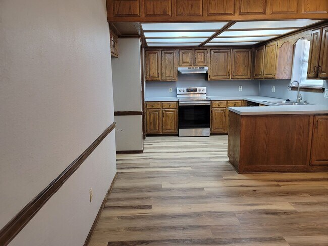 Building Photo - Newly Remodeled 3 Bedroom/2 Bath Home In V...