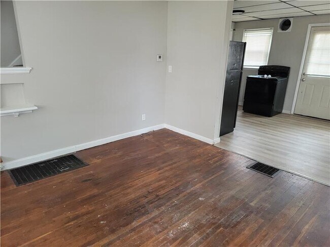 Primary Photo - 2983 E Moreland Dr