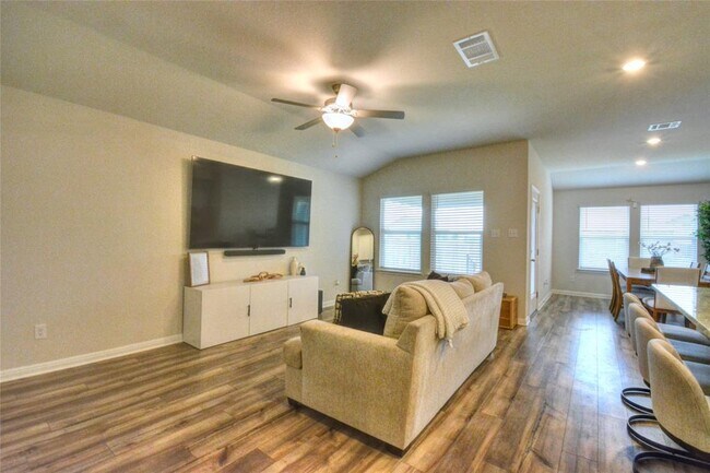 Building Photo - 257 Fossil Dr