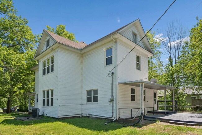 Building Photo - Welcome home to this stunning, light-filled rental that truly has it all! Featuring huge living s...