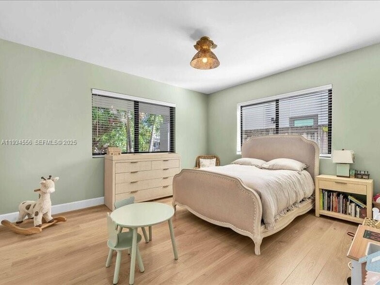 Building Photo - 920 W 47th Ct