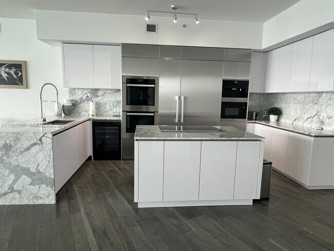 Building Photo - 5500 Island Estates Dr