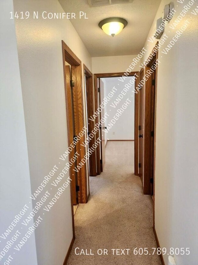 Building Photo - 1419 N Conifer Pl