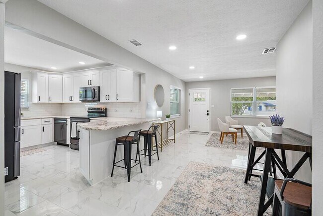 Building Photo - 10511 53rd Ave N