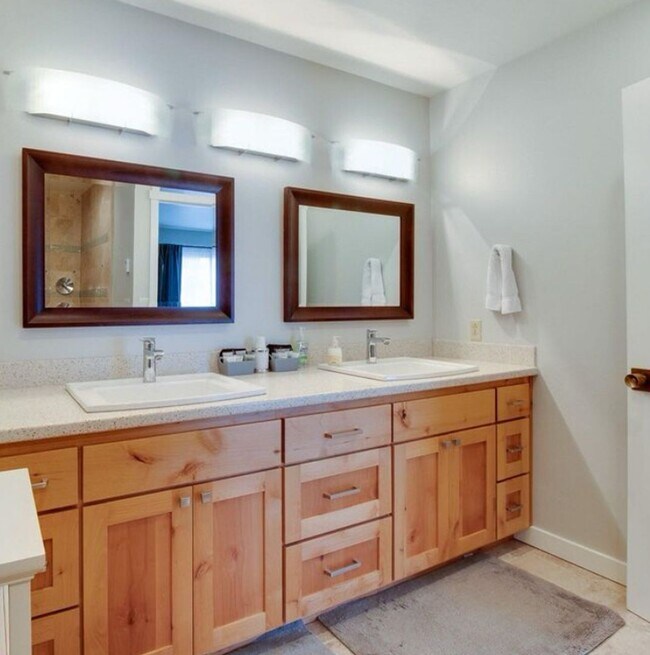 Building Photo - Fantastic 3-Bdr Home with Private Airport ...